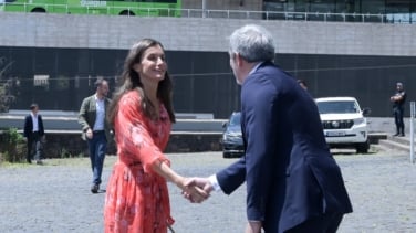 La Reina Letizia concluye su agenda en Tenerife con su vestido veraniego más favorecedor