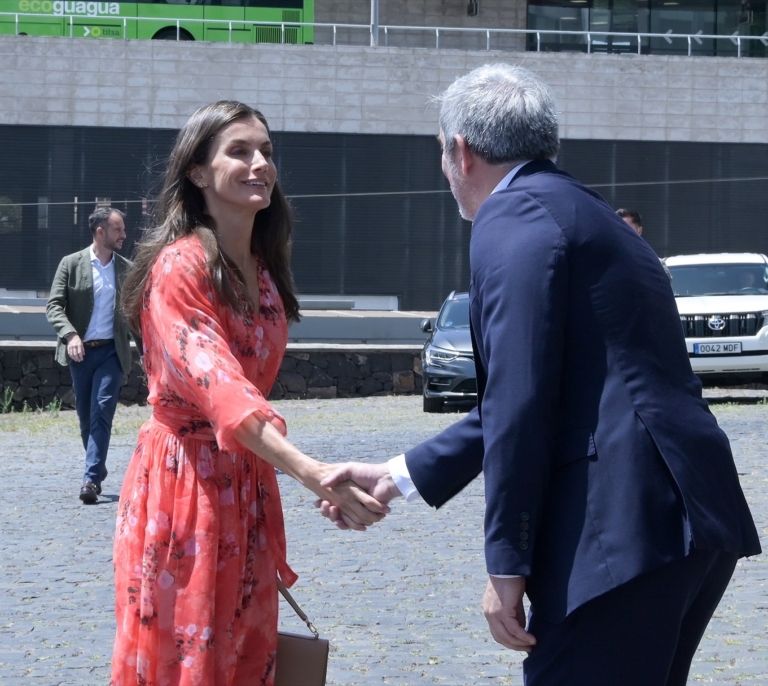 La Reina Letizia concluye su agenda en Tenerife con su vestido veraniego más favorecedor