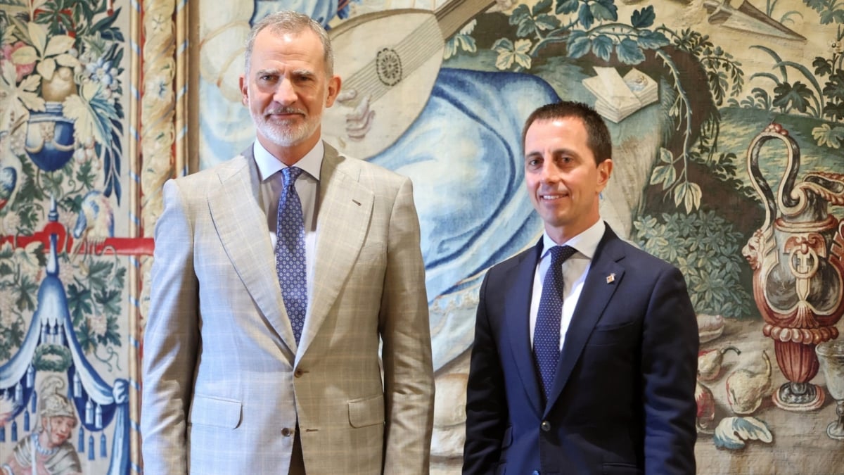 El Rey Felipe VI, recibe en audiencia al presidente del Consell de Mallorca, Llorenq Sabastià Galmés, en el Palacio de Marivent.
