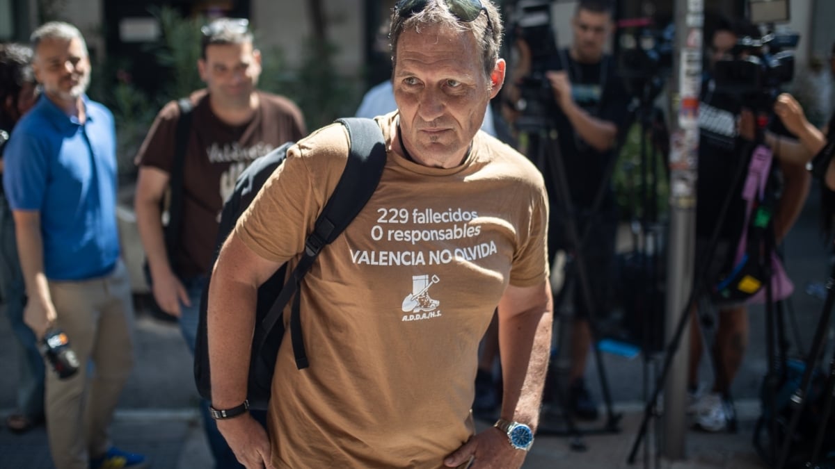 Feijoo dice a una de las asociaciones de víctimas de la DANA que no puede cesar Mazón