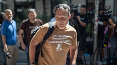 Feijoo dice a una de las asociaciones de víctimas de la DANA que no puede cesar Mazón