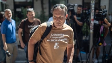 Feijoo dice a una de las asociaciones de víctimas de la DANA que no puede cesar Mazón