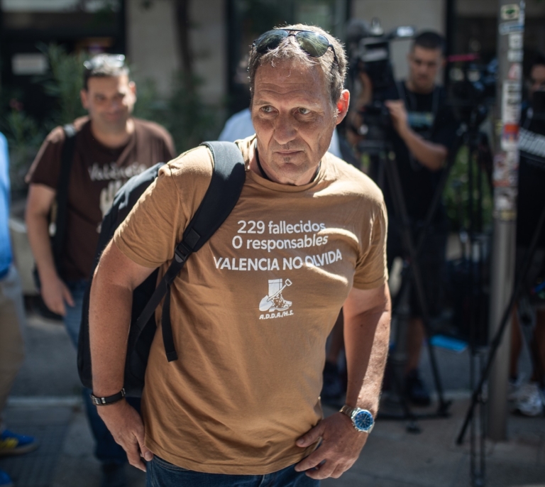 Feijoo dice a una de las asociaciones de víctimas de la DANA que no puede cesar Mazón