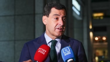 A Juanma Moreno le pilla el tsunami en Japón: "A los andaluces nos dicen que va a haber un terremoto y se nos encoge el alma"
