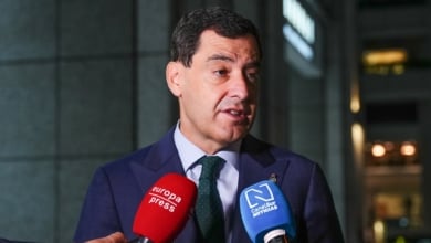 A Juanma Moreno le pilla el tsunami en Japón: "A los andaluces nos dicen que va a haber un terremoto y se nos encoge el alma"