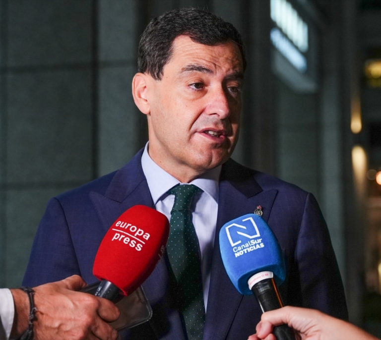 A Juanma Moreno le pilla el tsunami en Japón: "A los andaluces nos dicen que va a haber un terremoto y se nos encoge el alma"