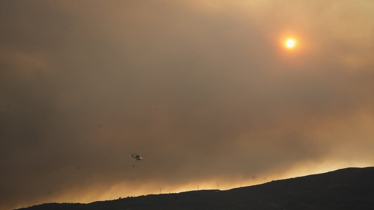 El incendio de A Cañiza (Pontevedra), con la UME desplegada, afecta ya a 200 hectáreas