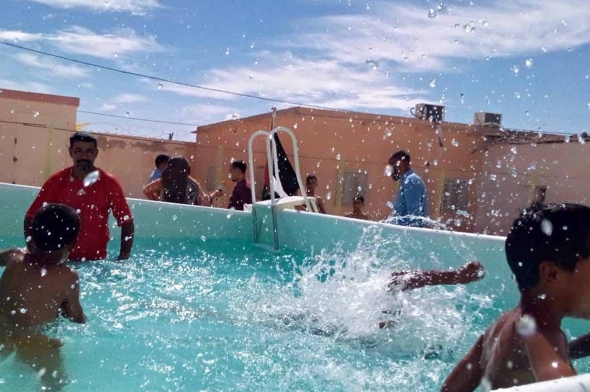 El milagro de las piscinas 'made in Spain' que triunfan en los campamentos de refugiados saharauis