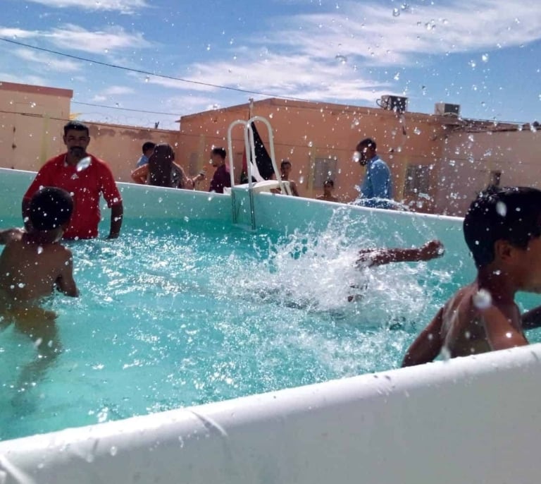 El milagro de las piscinas 'made in Spain' que triunfan en los campamentos de refugiados saharauis