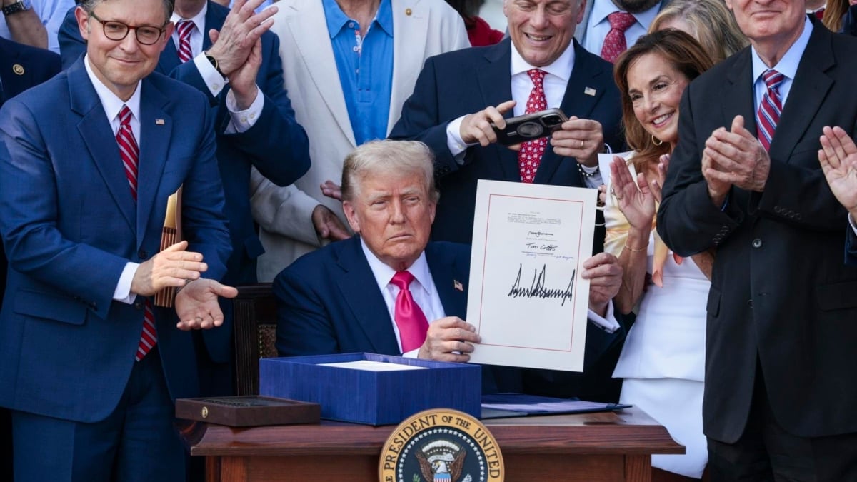 El presidente estadounidense, Donald Trump, firma su ley "grande y hermosa" rodeado de congresistas durante la celebración del Día de la Independencia en la Casa Blanca.