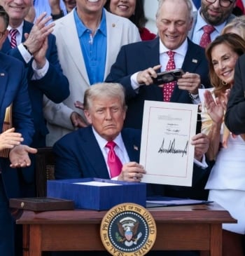 Trump celebra el 4 de julio firmando su ley "grande" y con [...]