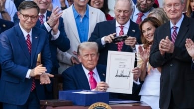 Trump celebra el 4 de julio firmando su ley "grande" y con dos bombarderos B-2 sobrevolando Washington