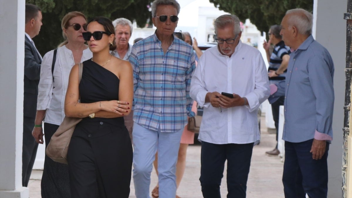 Gloria Mohedano, Gloria Camila Ortega, José Ortega Cano, Aniceto y José Antonio Rodríguez salen del cementerio municipal de San Miguel tras asistir al entierro de Michu