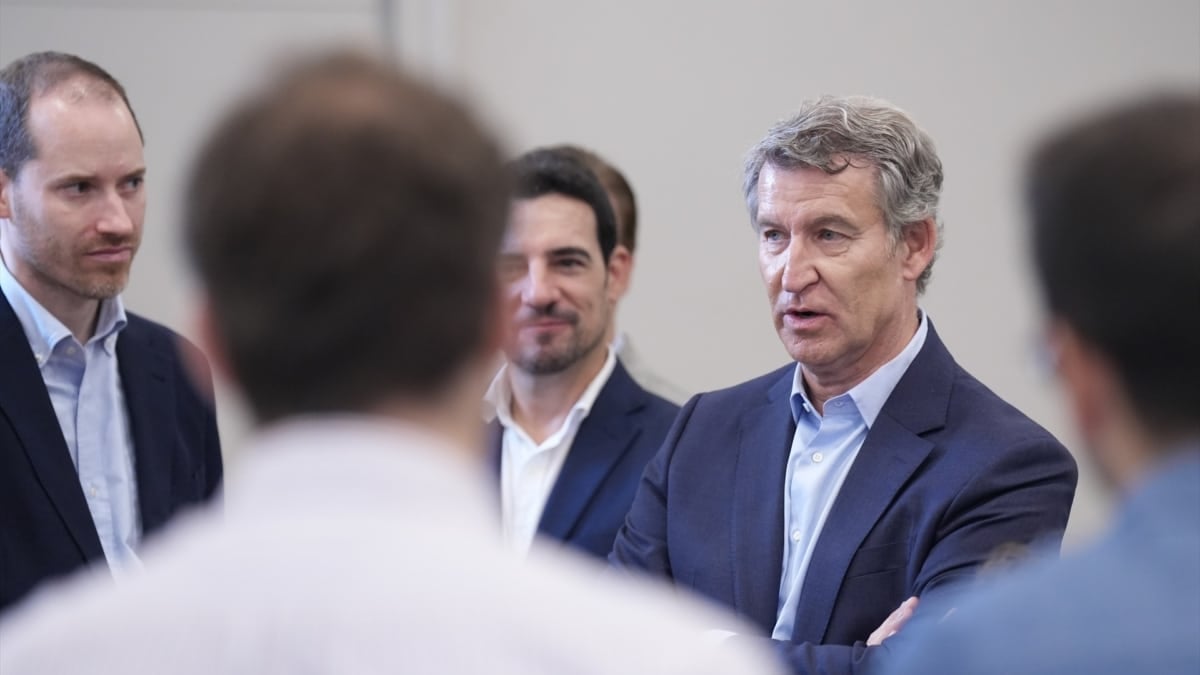 El presidente del PP, Alberto Núñez Feijóo, durante un encuentro con dirigentes locales del partido, en Barcelona