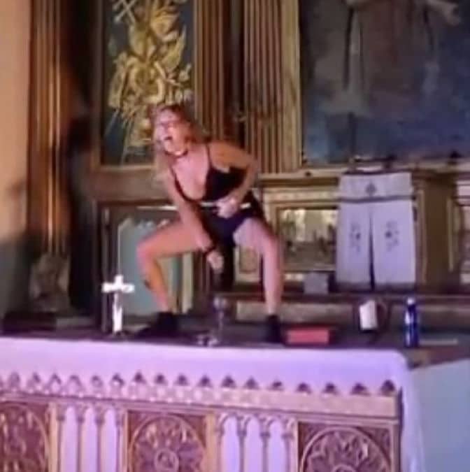 Denunciada por simular una masturbación con un crucifijo en una iglesia: "No pienso dejar títere con cabeza ni crucifijo sin lubricar"
