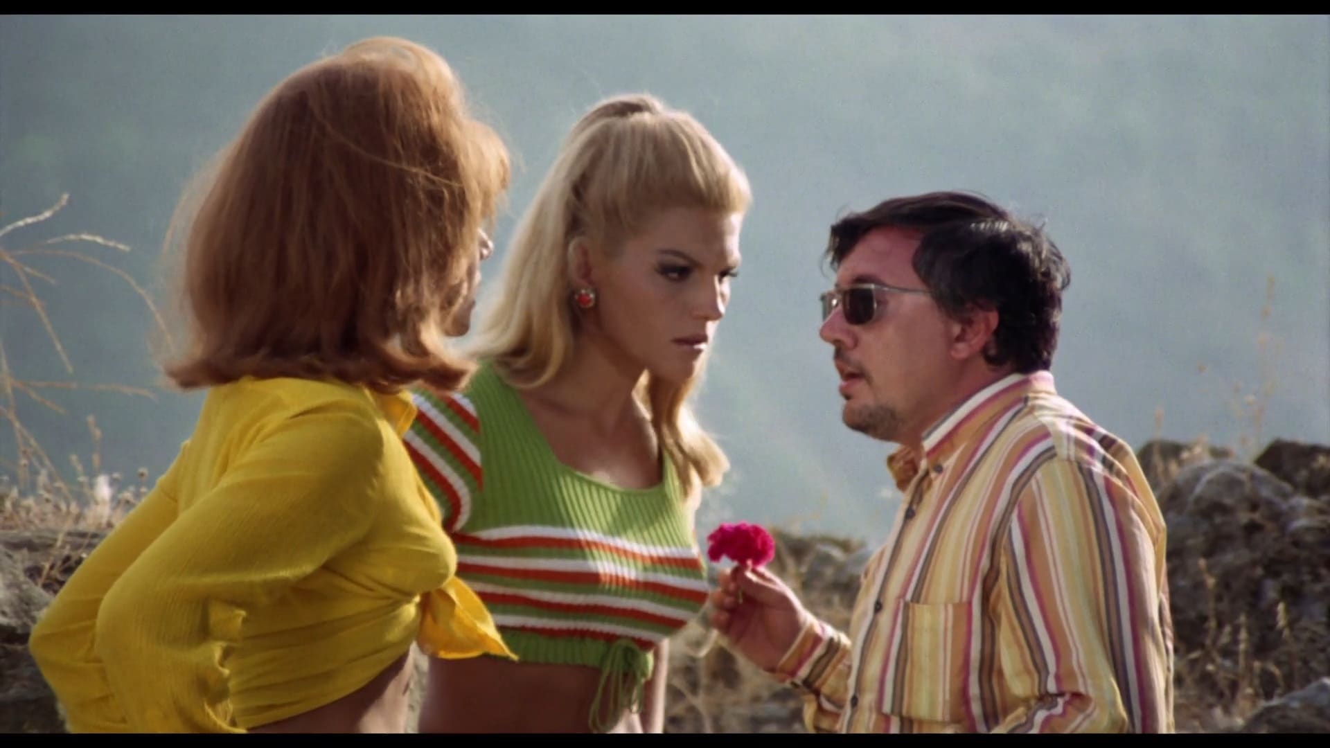 Luisa Franco Cervantes jugando con su cuerpo en la cama mostrando sus curvas perfectas