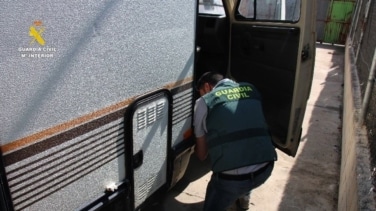 Camionero cazado haciendo una videollamada judicial mientras conducía