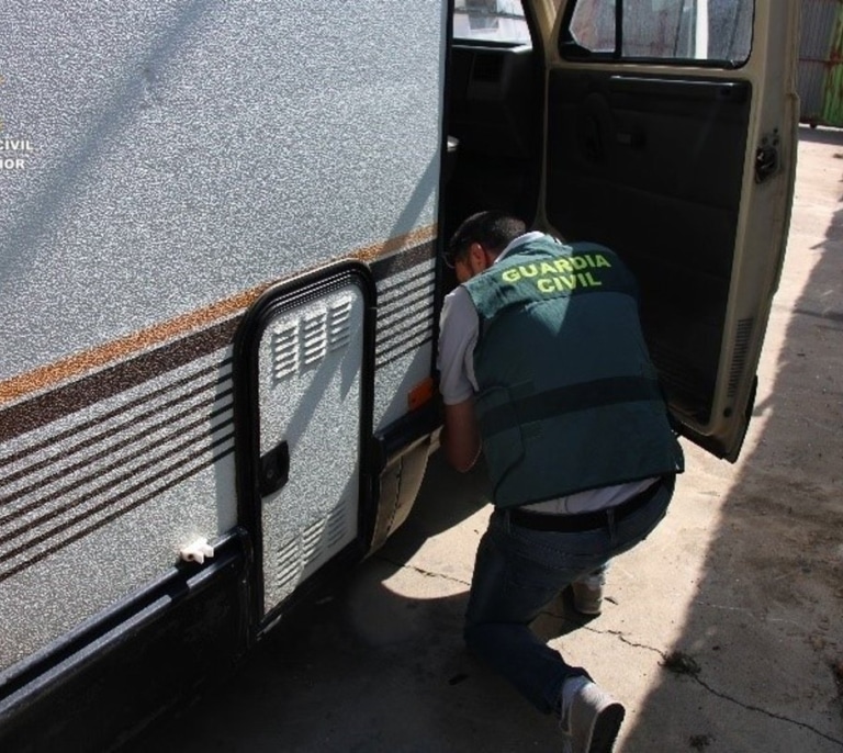 Camionero cazado haciendo una videollamada judicial mientras conducía