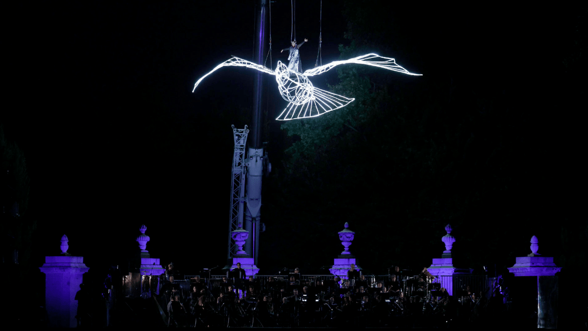 Momento de la representación de 'Carmen' este lunes en la explanada del Puente del Rey de Madrid.