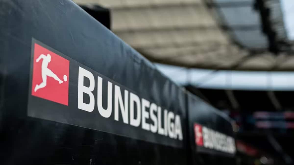 Eintracht honra a Hölzenbein con una tribuna en el Deutsche Bank Park