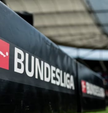 Eintracht honra a Hölzenbein con una tribuna en el Deutsche Bank Park