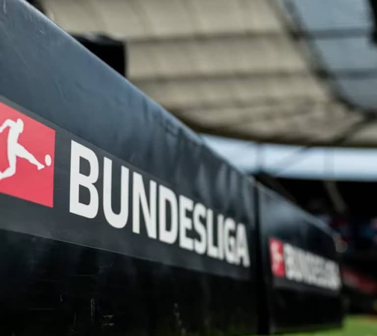 Eintracht honra a Hölzenbein con una tribuna en el Deutsche Bank Park
