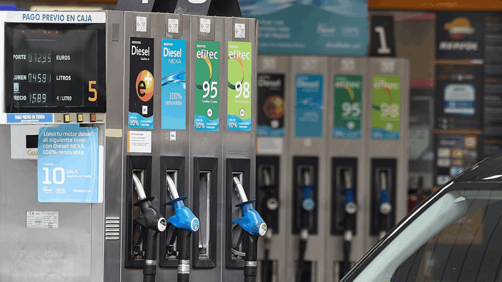 El diésel acelera su caída de precio: está a sólo 4 céntimos de volver a ser más barato que la gasolina