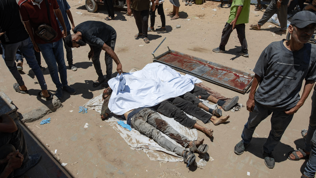 Familiares velan a algunos de los fallecidos en el tiroteo israelí contra los palestinos que aguardaban en las colas del hambre en Gaza.