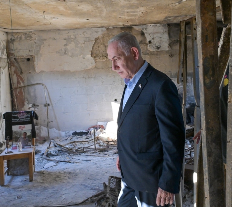 Netanyahu visita por primera vez uno de los kibutz más afectados 636 días después del ataque de Hamás