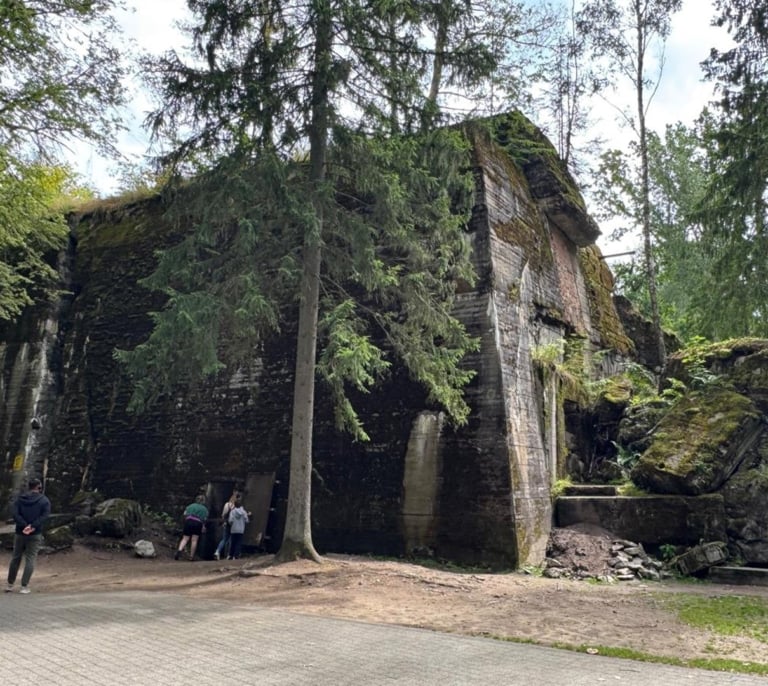 Viaje a la Guarida del Lobo, la 'capital' real del III Reich donde Hitler casi muere por una maleta bomba