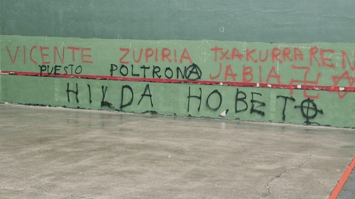 Aparecen pintadas amenazantes en Hernani contra la Ertzaintza y el consejero vasco de seguridad