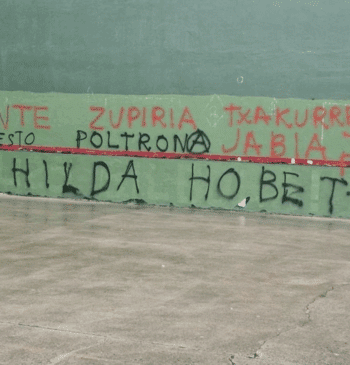 Aparecen pintadas amenazantes en Hernani contra la Ertzaintza y el consejero vasco [...]