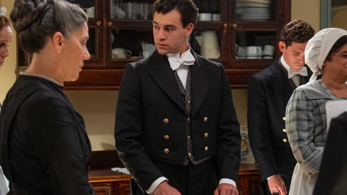 Xavi Lock (centro) y Marga Martínez (izquierda) son Curro y Petra en La Promesa, el serial de época que emite La 1 de TVE de lunes a viernes (18.10)