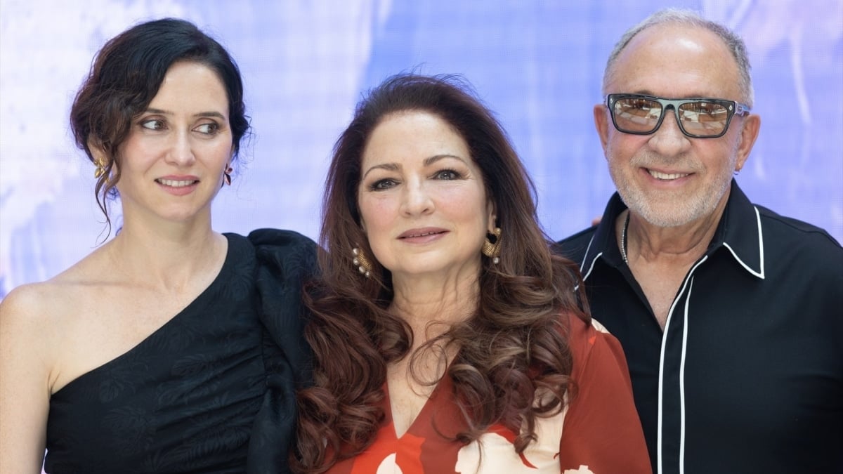 Isabel Díaz Ayuso con la cantante Gloria Estefan y su marido Emilio Estefan, este jueves durante la presentación en Madrid de la programación de Hispanidad 2025.