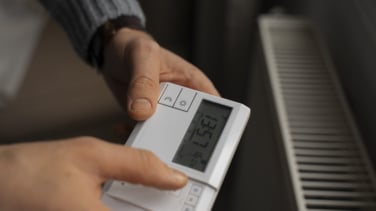 Precio de la luz hoy, 24 de julio de 2025: franja horaria y cuál es la hora más barata