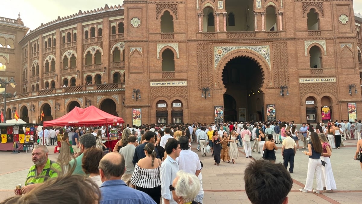 Colas para la novillada nocturna de Las Ventas.