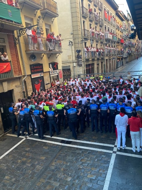 La Policía controla a los mozos poco antes del encierro, con los balcones de Estafeta llenos.