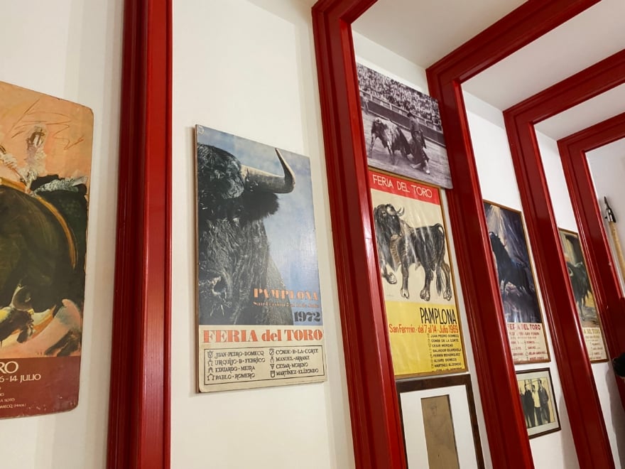 Fotos y carteles en las oficinas de la plaza de toros.