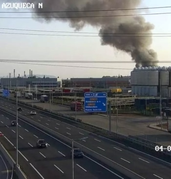 Un incendio en una empresa de baterías pone en alerta a Guadalajara