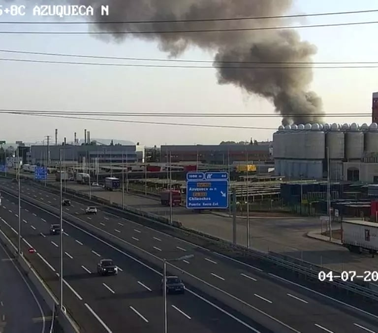 Un incendio en una empresa de baterías pone en alerta a Guadalajara
