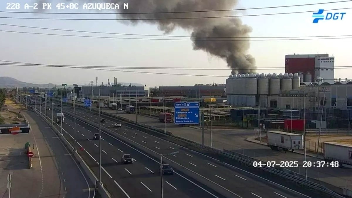 Un incendio en una empresa de baterías pone en alerta a Guadalajara