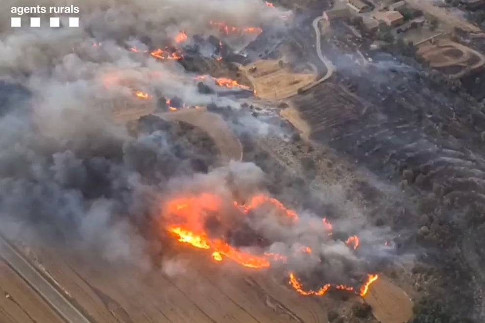Los Bomberos de la Generalitat afrontan una difícil extinción de dos incendios simultáneos en la comarca de la Segarra, el de Torrefeta y Florejacs que afecta a una superficie de unas 1.800 hectáreas