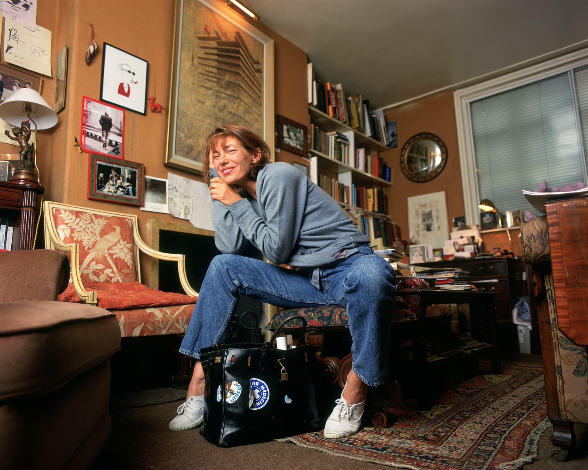 Jane Birkin con su bolso lleno de pegatinas (la de Médicos sin Fronteras, receptores de la donación y el dinero recaudado hoy la más destacada).