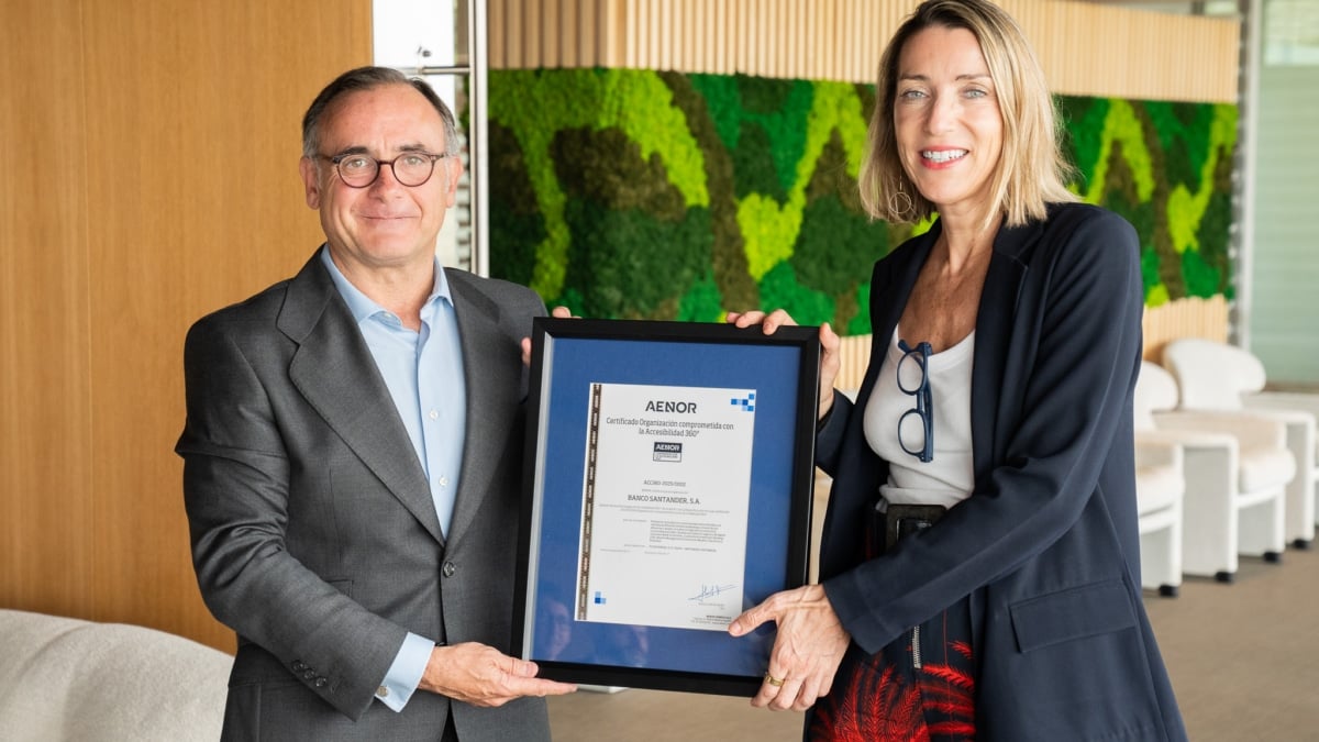 Javier Mejía, director de Marketing Estratégico y Desarrollo de Negocio de Aenor, entregando certificación Aenor a Marta Aisa, directora de Sostenibilidad de Santander España.