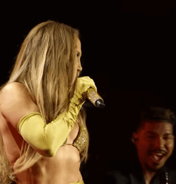 Un bailarín reacciona al momento en que Jennifer Lopez se queda en ropa interior durante un concierto