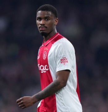 El Chelsea negocia el fichaje millonario de Jorrel Hato del Ajax