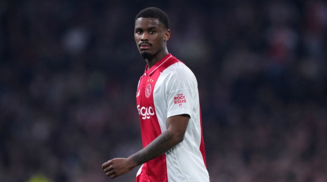 El Chelsea negocia el fichaje millonario de Jorrel Hato del Ajax
