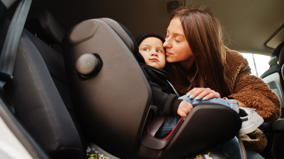 ¿Está permitido llevar a tu bebé en el asiento del copiloto? Esto dice la DGT
