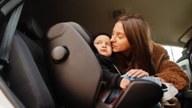 ¿Está permitido llevar a tu bebé en el asiento del copiloto? Esto dice la DGT