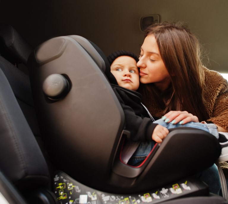 ¿Está permitido llevar a tu bebé en el asiento del copiloto? Esto dice la DGT